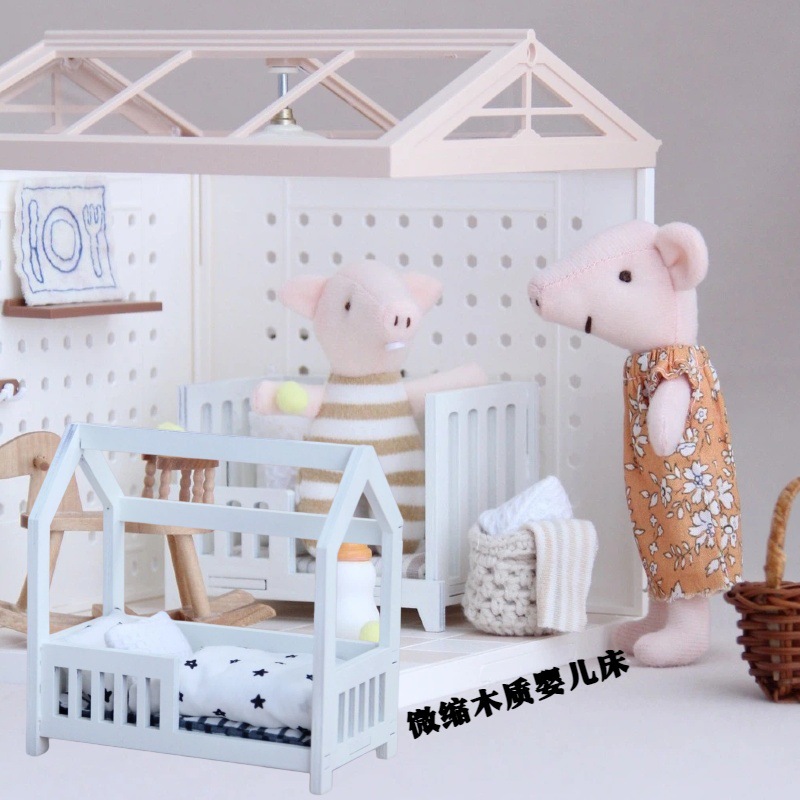 Miniaturowa drewniana łóżeczko – Baby Nursery Age recenzja i cena