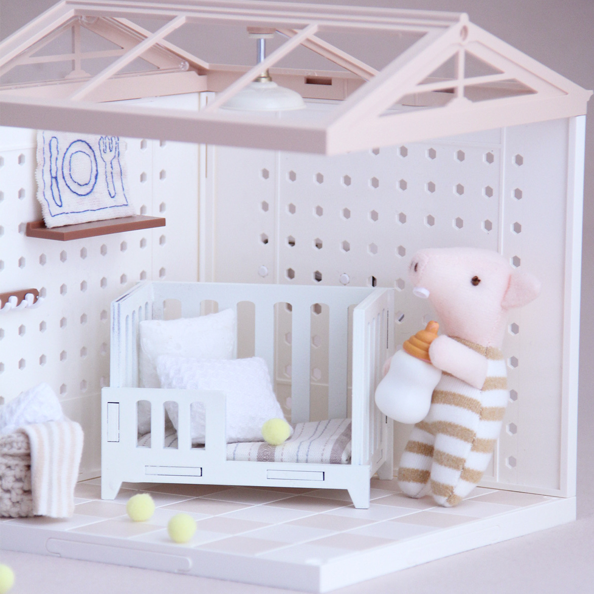 Miniaturowa drewniana łóżeczko – Baby Nursery Age recenzja i cena